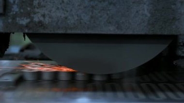 Yatay yüzey öğütücüsünde çalışan metali bitiriyorum. Yüksek kalite 4k video.