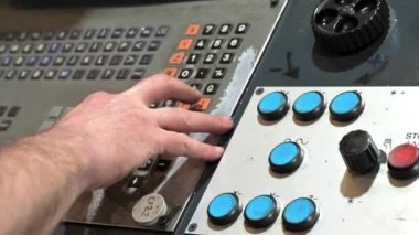 Fabrikadaki CNC kontrol panosundaki düğmelere basan işçiler. Yüksek kalite 4k görüntü