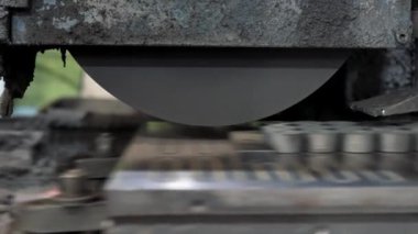 Yatay yüzey öğütücüsünde çalışan metali bitiriyorum. Yüksek kalite 4k video.