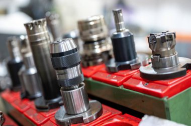 Çeşitli yüksek hassasiyetli araçlar. Cnc makine merkezi veya otomatik değirmen makinesi arayüz kesme aracı ve Milli için tutucu aygıt. Yüksek kaliteli fotoğrafçılık.