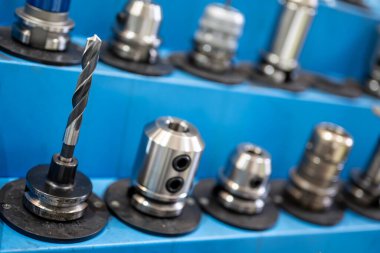 Çeşitli yüksek hassasiyetli araçlar. Cnc makine merkezi veya otomatik değirmen makinesi arayüz kesme aracı ve Milli için tutucu aygıt. Yüksek kaliteli fotoğrafçılık.