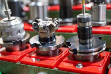 Çeşitli yüksek hassasiyetli araçlar. Cnc makine merkezi veya otomatik değirmen makinesi arayüz kesme aracı ve Milli için tutucu aygıt. Yüksek kaliteli fotoğrafçılık.