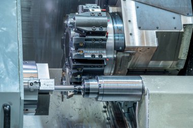 Metal parçaları kesen CNC torna makinesi. CNC dönüşüm makinesiyle çalışan yüksek teknolojili metal. Yüksek kaliteli fotoğrafçılık.