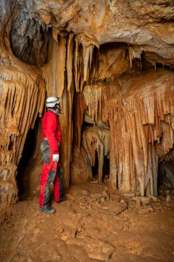 Kasklı ve farlı bir speleolog zengin sarkıt ve dikit oluşumları olan bir mağarayı keşfediyor. Yüksek kaliteli fotoğrafçılık.