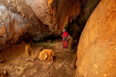 Kasklı ve farlı bir speleolog zengin sarkıt ve dikit oluşumları olan bir mağarayı keşfediyor. Yüksek kaliteli fotoğrafçılık.
