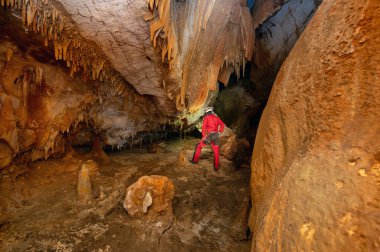 Kasklı ve farlı bir speleolog zengin sarkıt ve dikit oluşumları olan bir mağarayı keşfediyor. Yüksek kaliteli fotoğrafçılık.