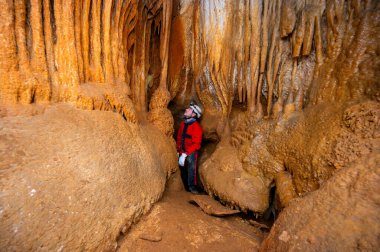 Kasklı ve farlı bir speleolog zengin sarkıt ve dikit oluşumları olan bir mağarayı keşfediyor. Yüksek kaliteli fotoğrafçılık.