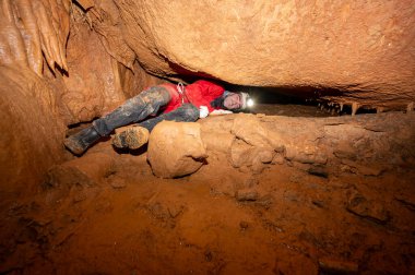 Kasklı ve farlı bir speleolog zengin sarkıt ve dikit oluşumları olan bir mağarayı keşfediyor. Yüksek kaliteli fotoğrafçılık.