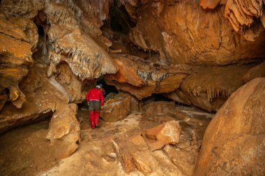 Kasklı ve farlı bir speleolog zengin sarkıt ve dikit oluşumları olan bir mağarayı keşfediyor. Yüksek kaliteli fotoğrafçılık.