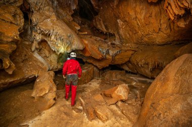 Kasklı ve farlı bir speleolog zengin sarkıt ve dikit oluşumları olan bir mağarayı keşfediyor. Yüksek kaliteli fotoğrafçılık.