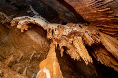 Sarkıt, dikit ve güzel bir mağaranın içindeki diğer oluşumlar. Yüksek kalite 4k görüntü