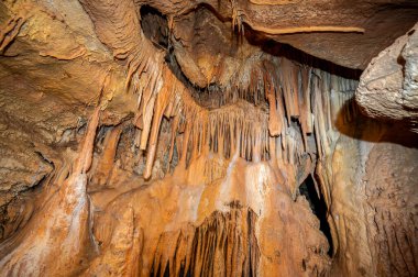 Sarkıt, dikit ve güzel bir mağaranın içindeki diğer oluşumlar. Yüksek kalite 4k görüntü
