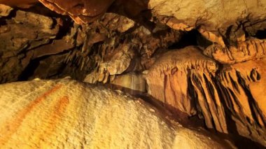 Sarkıt, dikit ve güzel bir mağaranın içindeki diğer oluşumlar. Yüksek kalite 4k görüntü