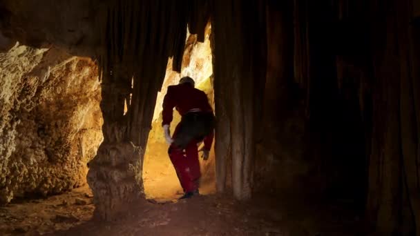 Спелеолог Фарой Исследующий Пещеру Богатыми Сталактитами Сталагмитами Высококачественные Кадры — стоковое видео