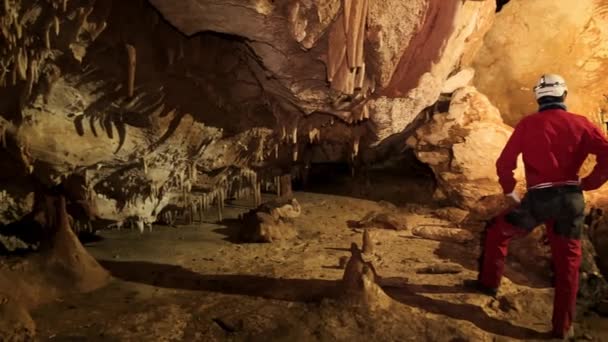 Espeleólogo Con Faro Que Explora Una Cueva Con Ricas Formaciones — Vídeo de stock