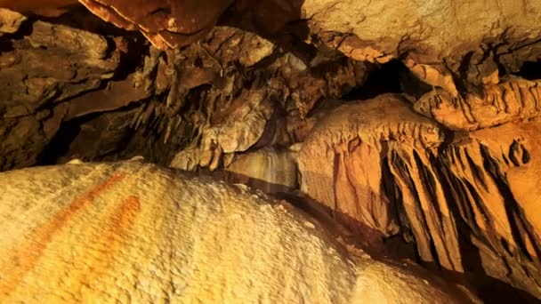 Sarkıt Dikit Güzel Bir Mağaranın Içindeki Diğer Oluşumlar Yüksek Kalite — Stok video