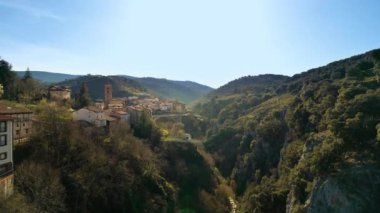 İspanya 'nın La Rioja kentindeki Ortigosa de Cameros köyünün hava manzarası. Yüksek kalite 4k görüntü