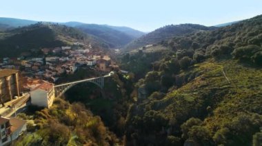 İspanya 'nın La Rioja kentindeki Ortigosa de Cameros köyünün hava manzarası. Yüksek kalite 4k görüntü