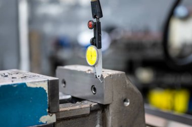 Çalışan Koordinat Ölçüm Makinesi sondası CMM Değirmen işi. CNC endüstriyel metali makineledikten sonra sensör kalite kontrolü. Yüksek kalite fotoğraf