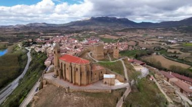 San Vicente de la Sonsierra 'nın havadan görünüşü, İspanya' nın La Rioja kentindeki ünlü turistik mekan. Yüksek kalite 4k görüntü