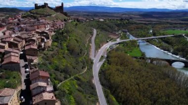 San Vicente de la Sonsierra 'nın havadan görünüşü, İspanya' nın La Rioja kentindeki ünlü turistik mekan. Yüksek kalite 4k görüntü