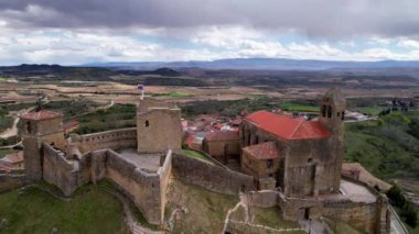 San Vicente de la Sonsierra 'nın havadan görünüşü, İspanya' nın La Rioja kentindeki ünlü turistik mekan. Yüksek kalite 4k görüntü