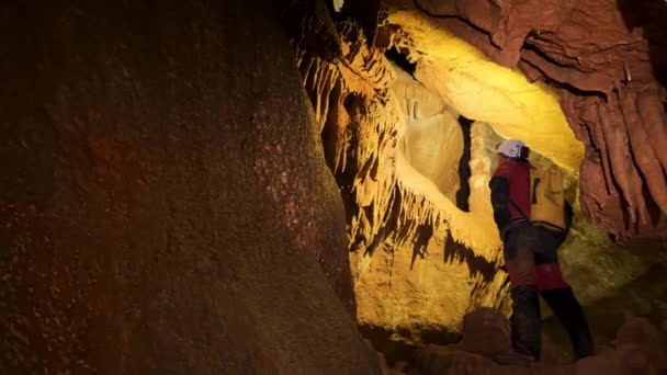 Espeleólogo Com Farol Explorando Uma Caverna Com Ricas Formações Estalactite Vídeo De Stock Royalty-Free