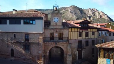 Burgos, Kastilya ve Leon, İspanya 'daki Poza de la Sal ortaçağ köyünün hava görüntüsü. Yüksek kalite 4k görüntü