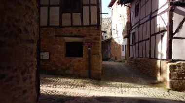 Ortaçağ köyü Poza de la Sal, Burgos, Kastilya ve Leon, İspanya. Yüksek kalite 4k görüntü