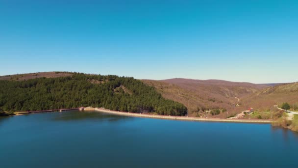 Vue Aérienne Lac Réservoir Montagne Pittoresque Barrage Pour Production Énergie Clip Vidéo
