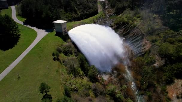 Bir Barajın Taşmasından Akan Yüksek Kalite Görüntü — Stok video