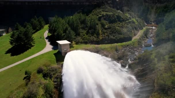 Wasser Fließt Durch Einen Auslauf Eines Staudamms Hochwertiges Filmmaterial — Stockvideo