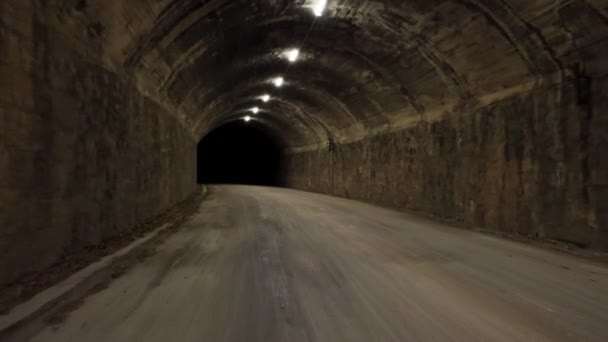 Pohybuje Uvnitř Starého Opuštěného Tunelu Vysoce Kvalitní Záběry — Stock video