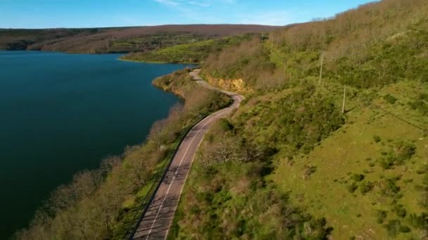 Drone Tiro Seguindo Curvas Estrada Montanha Longo Borda Lago Dia Vídeo De Stock Royalty-Free