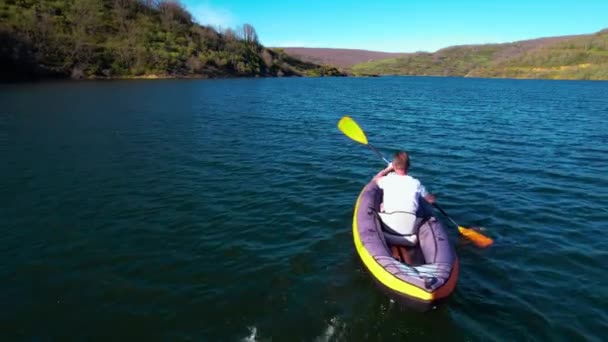 Vue Aérienne Jeune Homme Faisant Kayak Sur Lac Activité Détente Vidéo De Stock