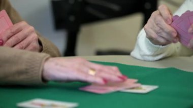 Aktif emeklilik, huzurevinde kağıt oynarken eğlenen bir grup yaşlı kadın. Yüksek kalite 4k görüntü