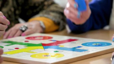 Bir grup tanınmayan yaşlı kadın huzurevinde klasik Ludo ya da Parchis oyunu oynuyor. Yüksek kalite 4k video