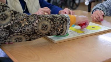 Bir grup tanınmayan yaşlı kadın huzurevinde klasik Ludo ya da Parchis oyunu oynuyor. Yüksek kalite 4k video