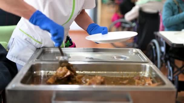 Gros Plan Une Infirmière Servant Nourriture Des Personnes Âgées Dans — Video