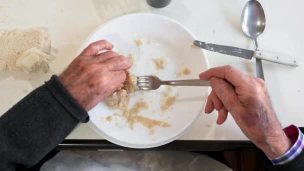 Närbild Äldre Man Som Äter Lunch Vårdhemmet Hög Kvalitet Video — Stockvideo