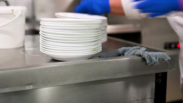 Čistší Personál Sbírá Špinavé Nádobí Dát Dřezu Restauraci Kuchyně Vysoce — Stock video