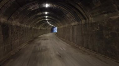 Terk edilmiş eski bir tünelin içinden geçiyor. Yüksek kalite 4k görüntü