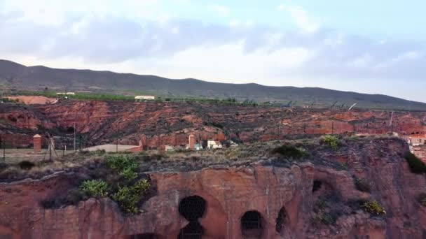 スペインのアルネド リオハの岩に刻まれた古代の教会を洞窟に描いた100本の柱の空中的な眺め 高品質の4K映像 — ストック動画