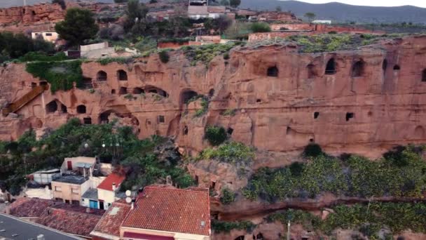 スペインのアルネド リオハの岩に刻まれた古代の教会を洞窟に描いた100本の柱の空中的な眺め 高品質の4K映像 — ストック動画