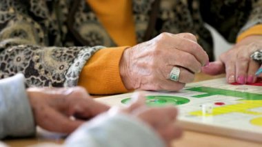 Bir grup tanınmayan yaşlı kadın huzurevinde klasik Ludo ya da Parchis oyunu oynuyor. Yüksek kalite 4k video