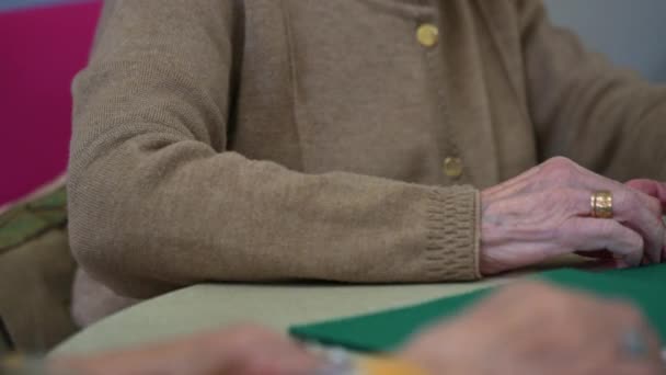 Ενεργός Συνταξιοδότηση Ομάδα Ηλικιωμένων Γυναικών Που Διασκεδάζουν Παίζοντας Χαρτιά Στο — Αρχείο Βίντεο