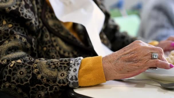 Zamknij Starszą Kobietę Jedzącą Lunch Domu Spokojnej Starości Wysokiej Jakości — Wideo stockowe