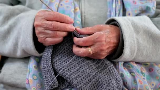 亲近一个在家里编织的成熟女人 享受闲暇时光 拿针头 参加老一辈的业余活动 优质4K视频 — 图库视频影像