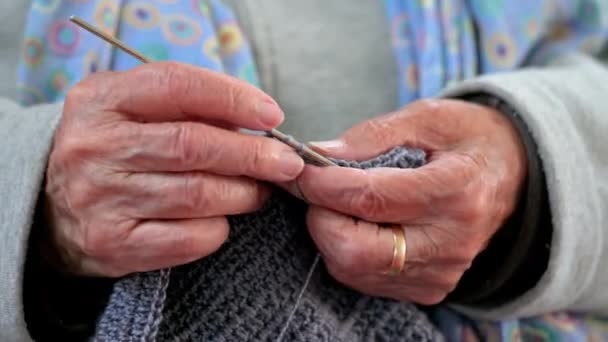 Gros Plan Une Femme Mature Tricotant Maison Appréciant Temps Libre — Video