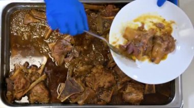 Huzurevindeki yaşlılara yemek servisi yapan bir hemşirenin kapanışı. Yüksek kalite 4k görüntü